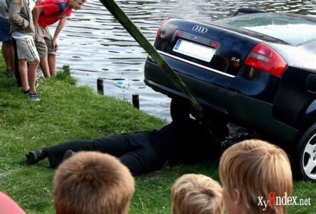 1251807084_car_in_fountain_05.jpg