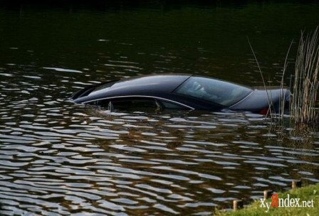 1251807089_car_in_fountain_04.jpg