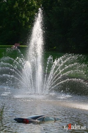 1251807128_car_in_fountain_02 (1).jpg