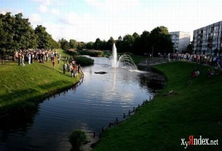 1251807073_car_in_fountain_03.jpg