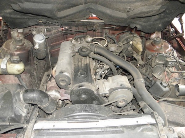 pod_kapotom_volvo760.jpg