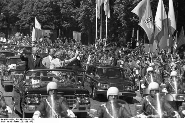 Bundesarchiv_Bild_183-S0529-101,_Frankfurt-Oder,_Edward_Gierek,_Erich_Honecker.jpg