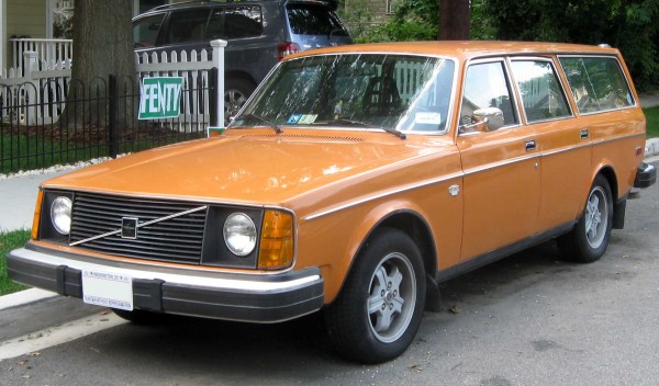 1975_Volvo_245_DL_wagon_front_--_07-15-2010.jpg