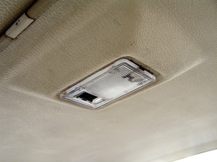 led_light_on_car_off.jpg